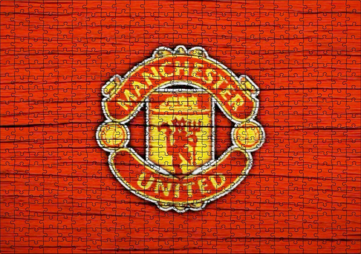 Kırmızı Boyalı Zeminde Manchester United Logosu Puzzle Yapboz MDF Ahşap 500 Parça 49 cm X 68 cm