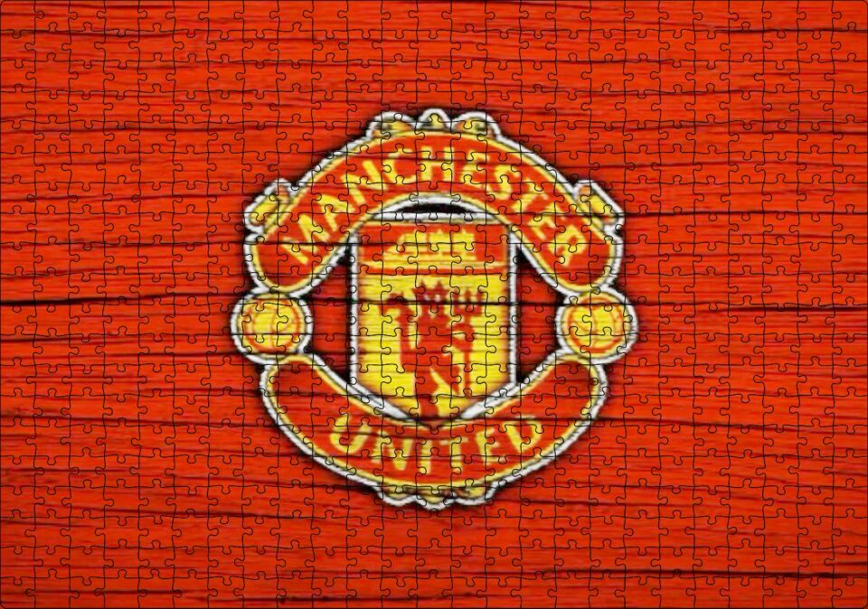 Kırmızı Boyalı Zeminde Manchester United Logosu Puzzle Yapboz MDF Ahşap 500 Parça 49 cm X 68 cm