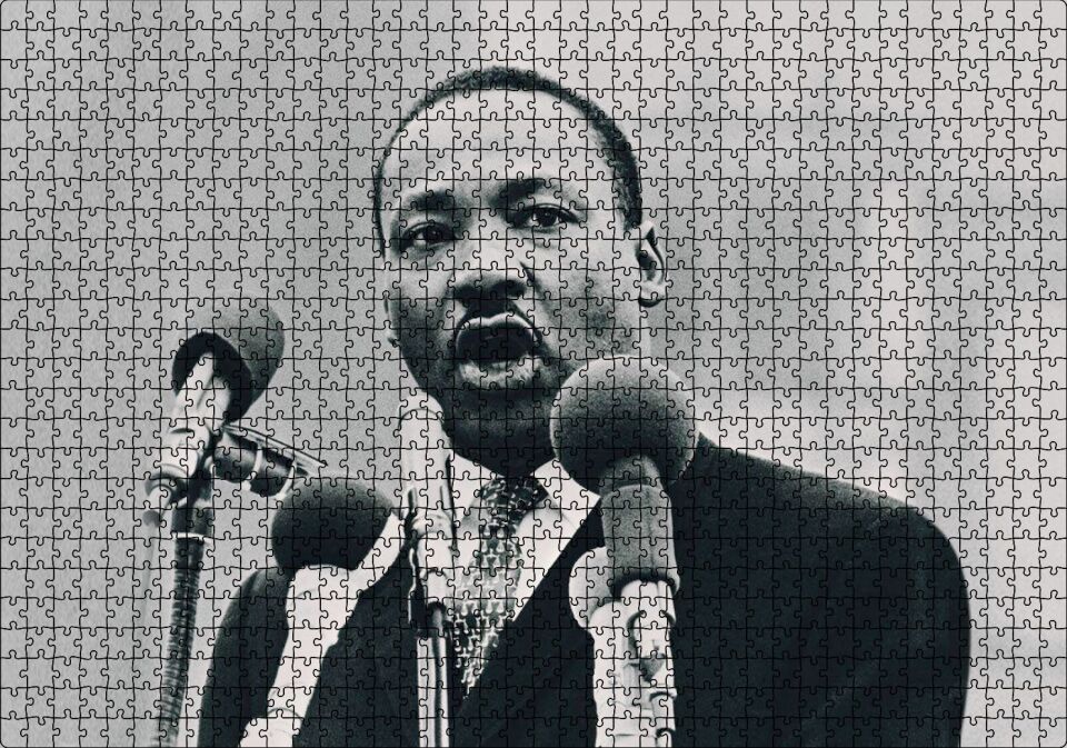 Martin Luther King ve Mikrofonlar Siyah Beyaz Puzzle Yapboz MDF Ahşap 1000 Parça 49 cm X 68 cm