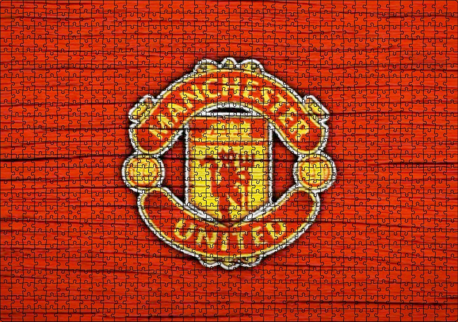 Kırmızı Boyalı Zeminde Manchester United Logosu Puzzle Yapboz MDF Ahşap 1000 Parça 49 cm X 68 cm