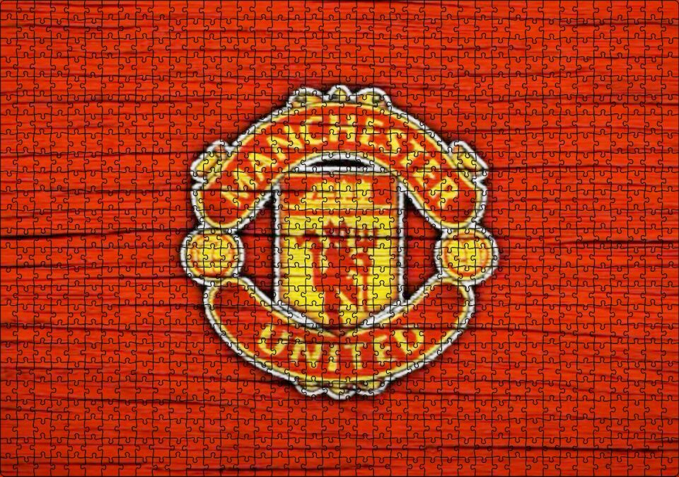 Kırmızı Boyalı Zeminde Manchester United Logosu Puzzle Yapboz MDF Ahşap 1000 Parça 49 cm X 68 cm