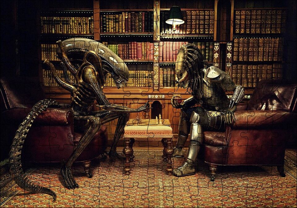 Satranç Oynayan Alien ve Avcı Puzzle Yapboz MDF Ahşap