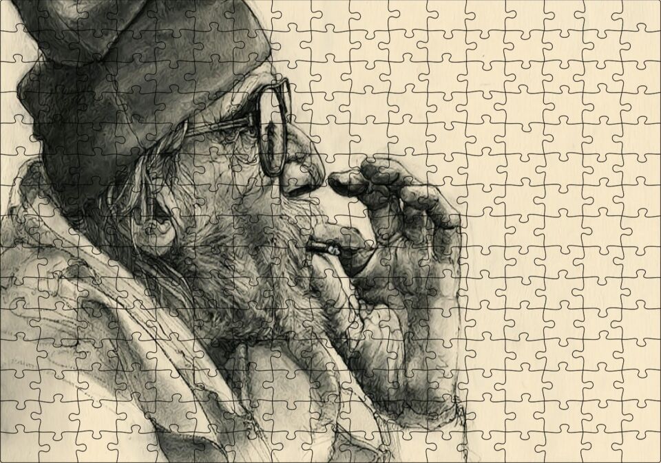 Sigara İçen Gözlüklü Yaşlı İnsan Görseli Puzzle Yapboz MDF Ahşap 255 Parça 34 cm X 49 cm