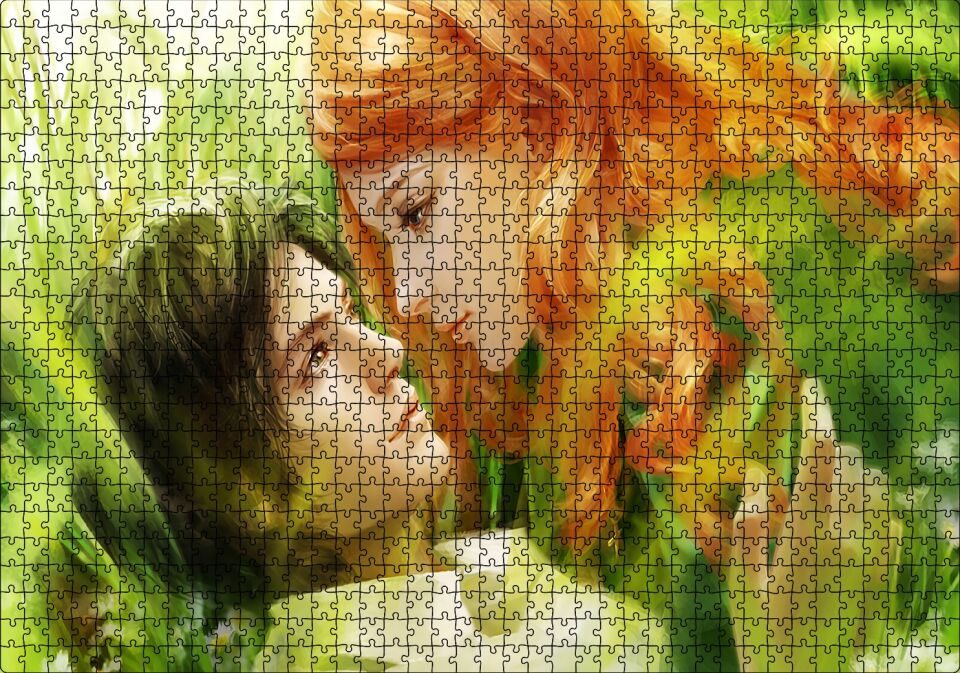 Yeşillikler Arasındaki Genç Kız ve Erkek Çizim Puzzle Yapboz MDF Ahşap 1000 Parça 49 cm X 68 cm