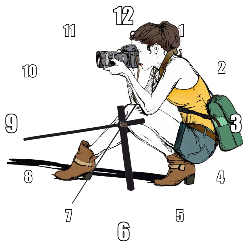 Fotoğraf Çeken Şortlu Gezgin Kız Mdf Ahşap Duvar Saati