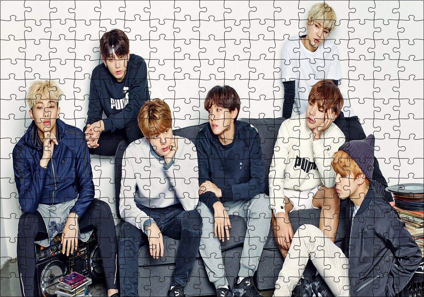 BTS Koreli Gençler Dalgın Pozlar Puzzle Yapboz MDF Ahşap 255 Parça 34 cm X 49 cm