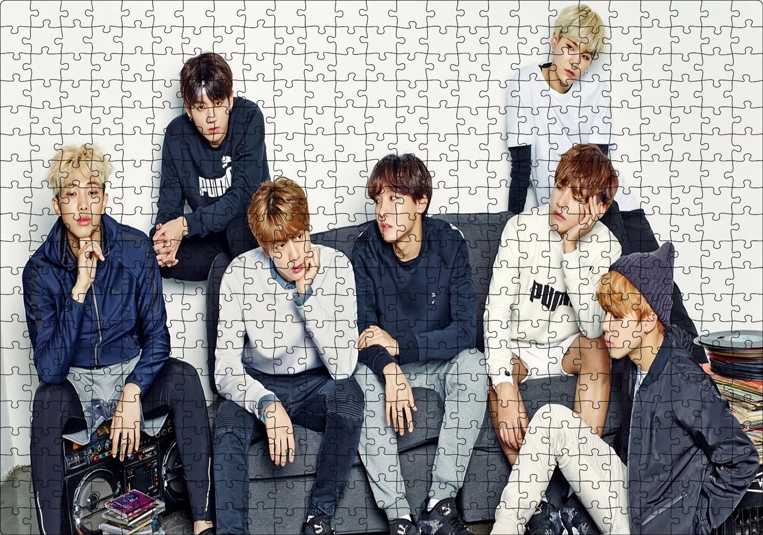 BTS Koreli Gençler Dalgın Pozlar Puzzle Yapboz MDF Ahşap 500 Parça 49 cm X 68 cm