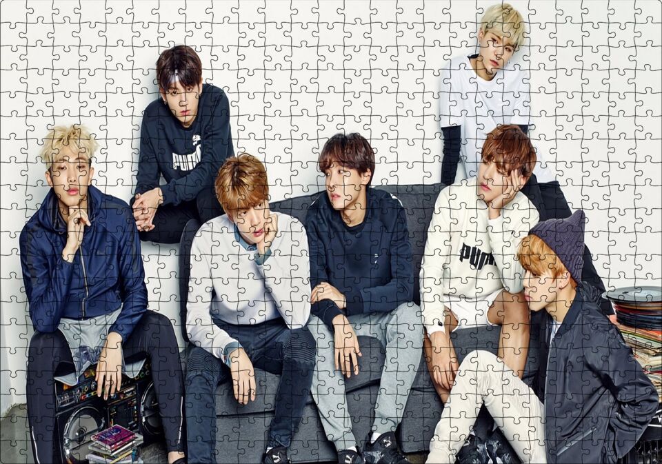 BTS Koreli Gençler Dalgın Pozlar Puzzle Yapboz MDF Ahşap 500 Parça 49 cm X 68 cm