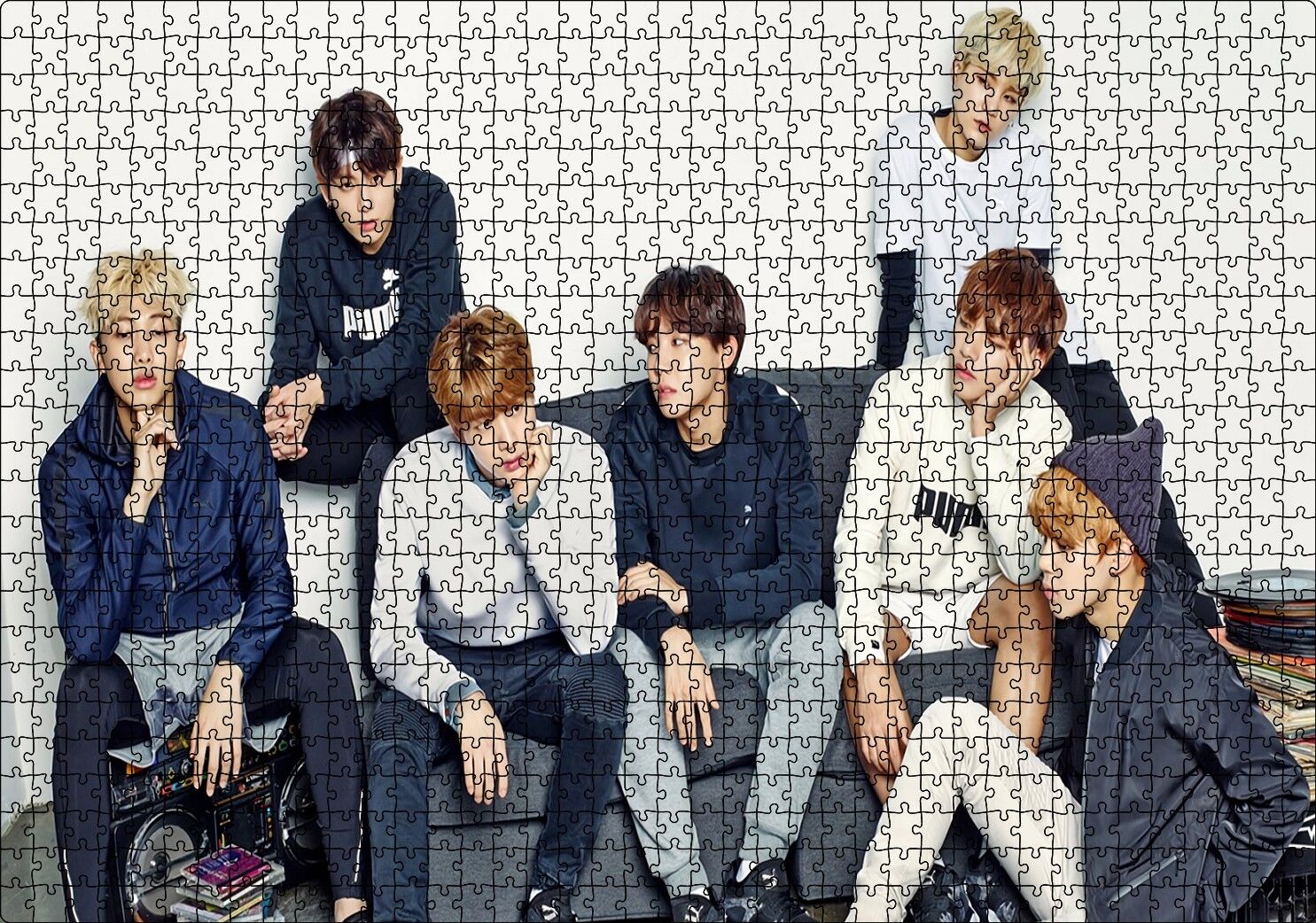 BTS Koreli Gençler Dalgın Pozlar Puzzle Yapboz MDF Ahşap 1000 Parça 49 cm X 68 cm