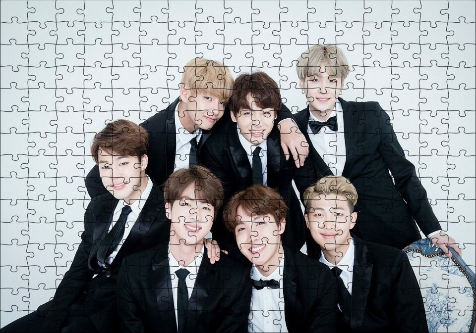 BTS Koreli Gençler Gülümseyen Yüzleri Puzzle Yapboz MDF Ahşap 255 Parça 34 cm X 49 cm