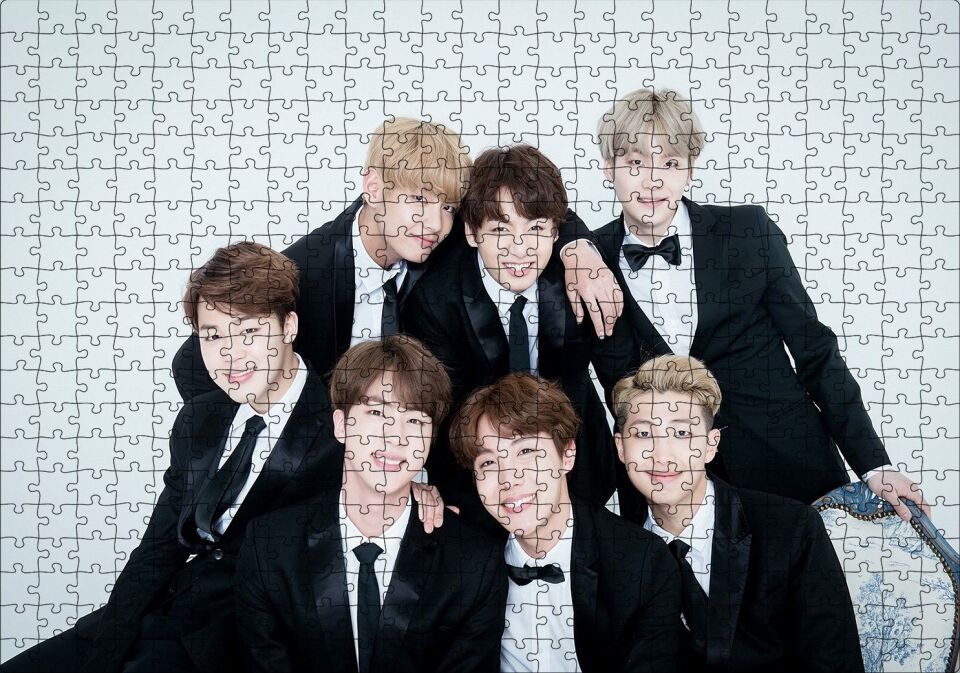 BTS Koreli Gençler Gülümseyen Yüzleri Puzzle Yapboz MDF Ahşap 500 Parça 49 cm X 68 cm