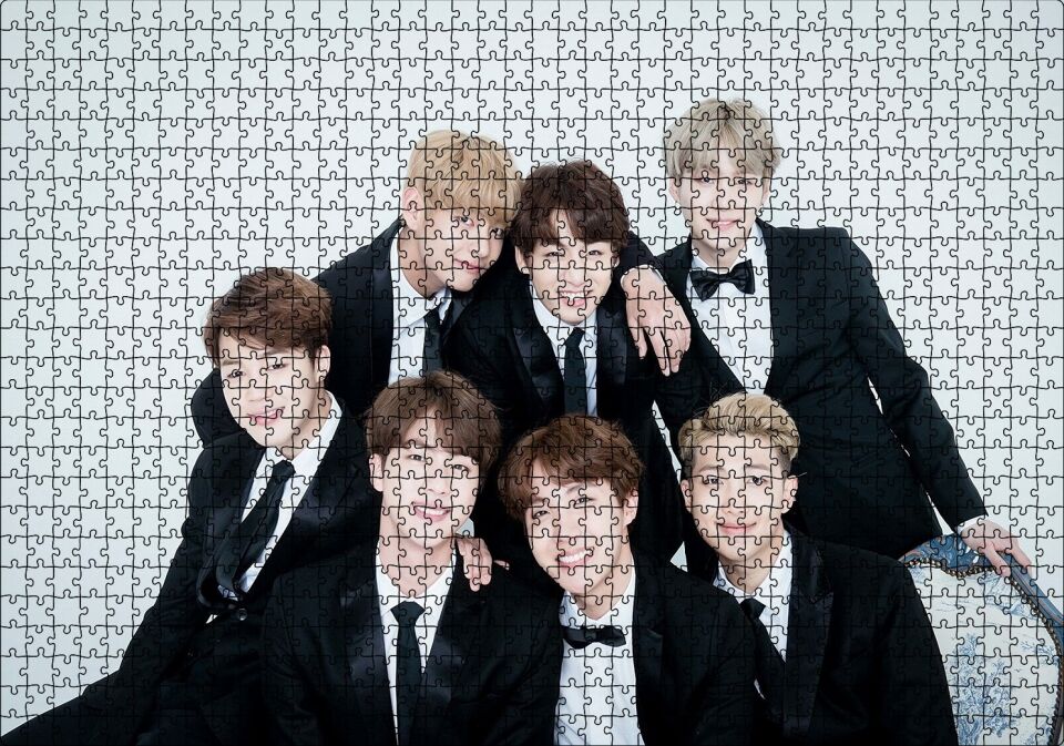 BTS Koreli Gençler Gülümseyen Yüzleri Puzzle Yapboz MDF Ahşap 1000 Parça 49 cm X 68 cm