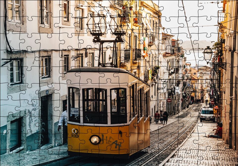 Dar Sokaktaki Tramvay Puzzle Yapboz MDF Ahşap