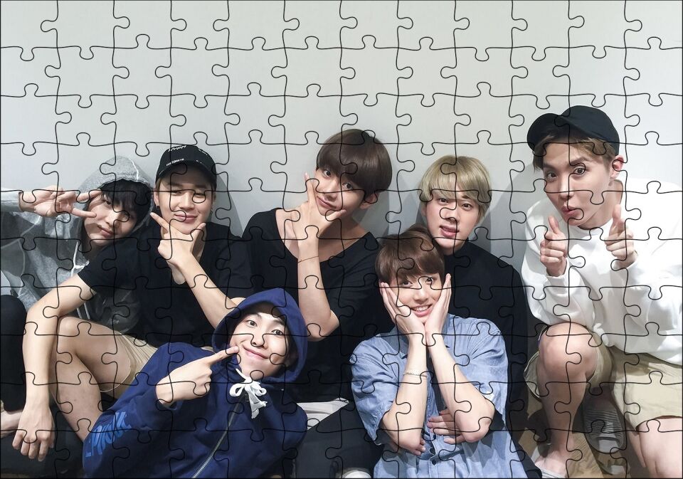 BTS Koreli Gençler Mutlu Yüzleri Puzzle Yapboz MDF Ahşap 120 Parça 24 cm X 34 cm