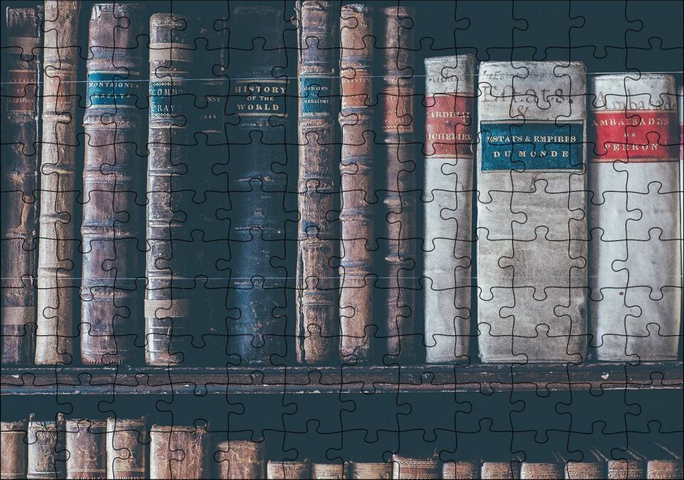 Kitaplıkta Deri Kaplı Kitap Görseli Puzzle Yapboz MDF Ahşap