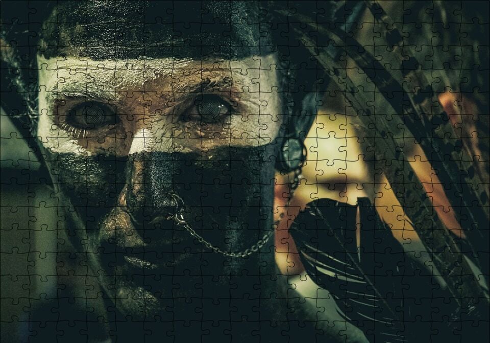 Yerel Makyajıyla Bir Genç Yerli Puzzle Yapboz MDF Ahşap 255 Parça 34 cm X 49 cm
