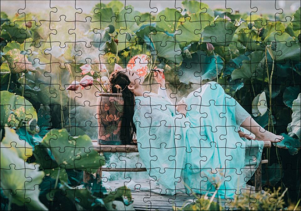 Dev Yapraklar Arasındaki Japon Kız Puzzle Yapboz MDF Ahşap