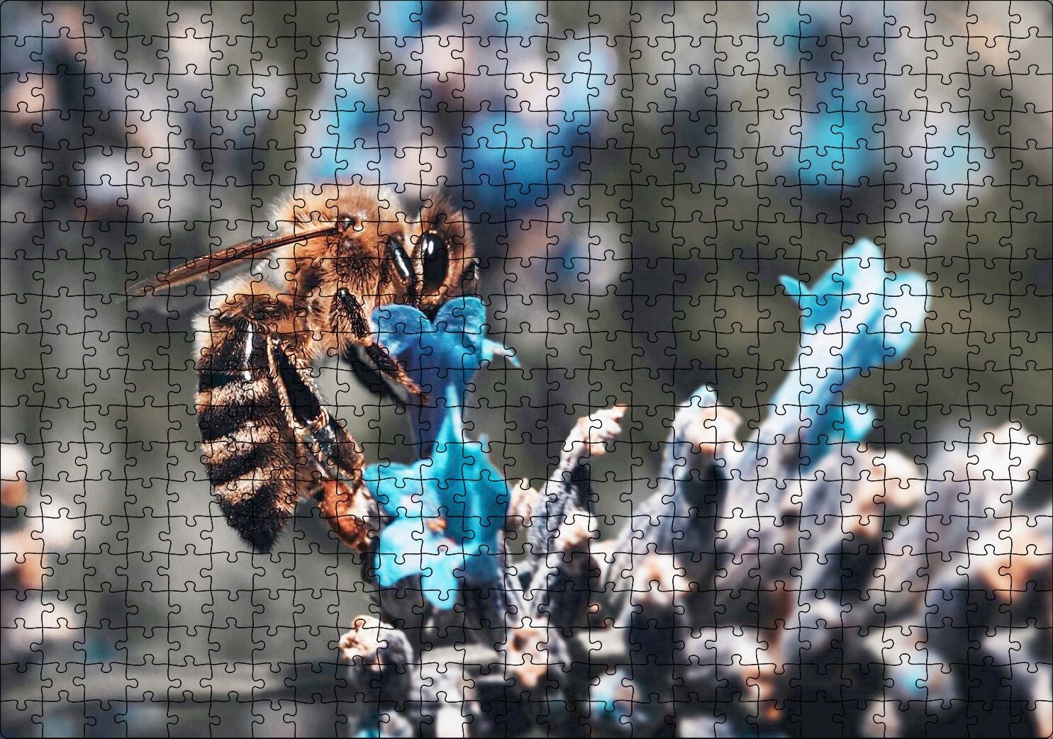 Mor Siyah Çiçekten Polen Toplayan Arı Puzzle Yapboz MDF Ahşap 500 Parça 49 cm X 68 cm
