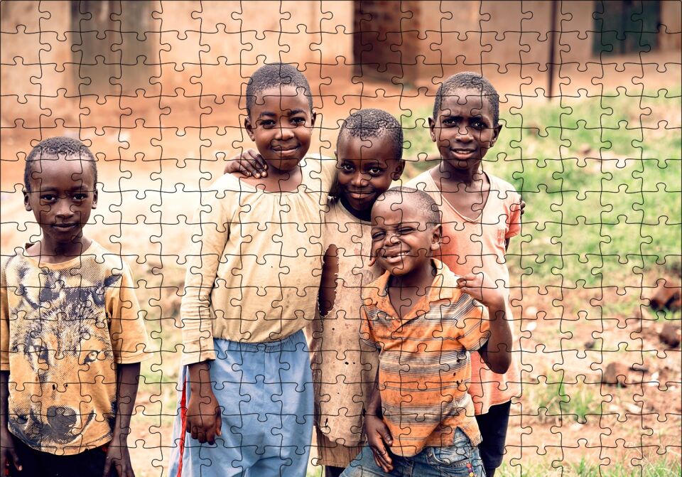 Yoksul Ama Mutlu Afrikalı Çocuklar Puzzle Yapboz MDF Ahşap 255 Parça 34 cm X 49 cm