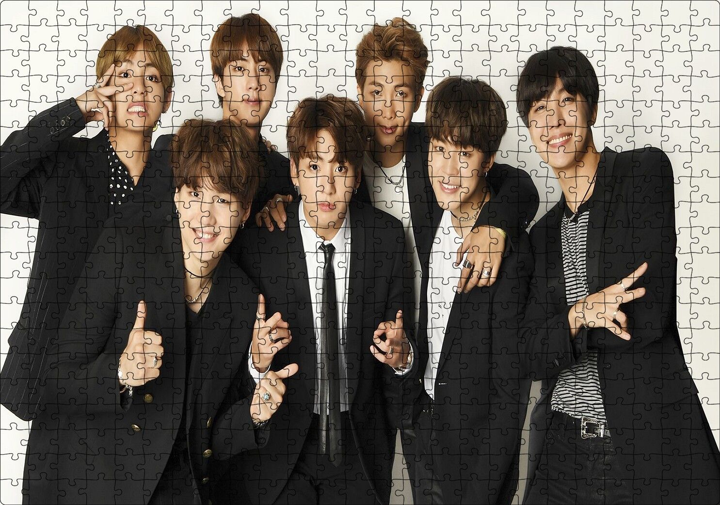BTS Koreli Gençler Zafer İşareti Puzzle Yapboz MDF Ahşap 500 Parça 49 cm X 68 cm