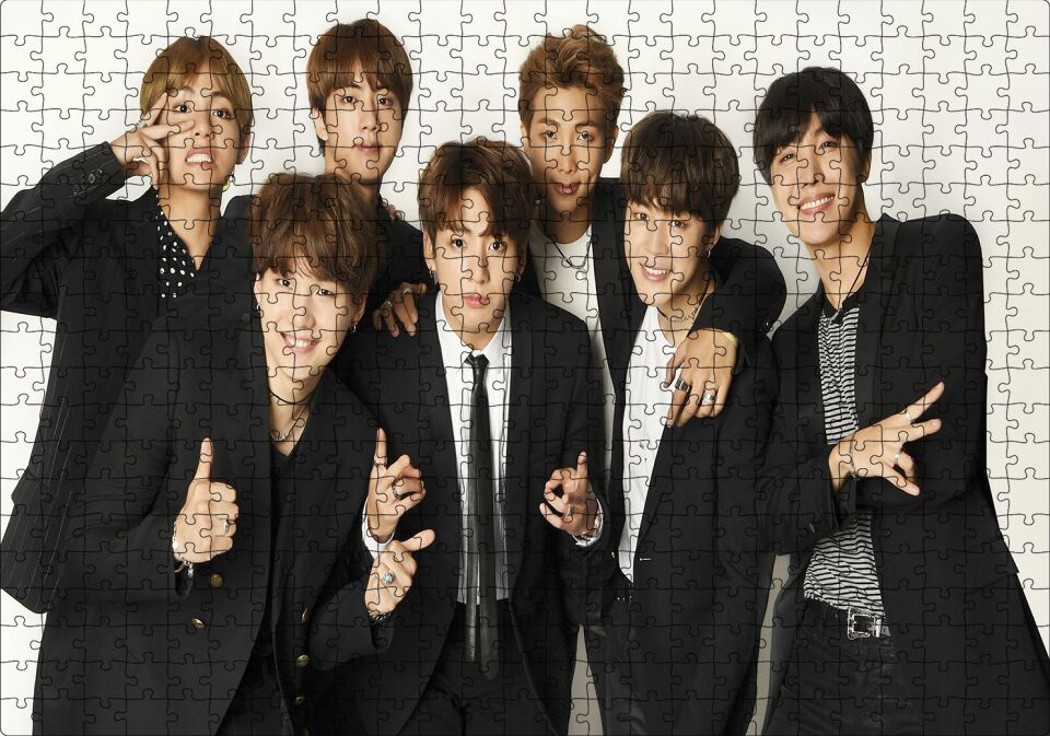 BTS Koreli Gençler Zafer İşareti Puzzle Yapboz MDF Ahşap 500 Parça 49 cm X 68 cm