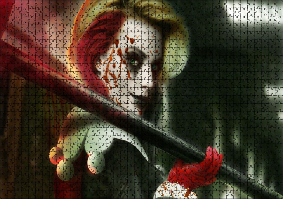 Omzunda Sopası ve Yüzünde Kan ile Harley Quinn Puzzle Yapboz MDF Ahşap 1000 Parça 49 cm X 68 cm