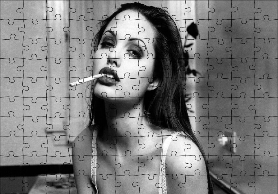 Angelina Jolie Sigara İçiyor Siyah Beyaz Fotoğraf Puzzle Yapboz MDF Ahşap 120 Parça 24 cm X 34 cm