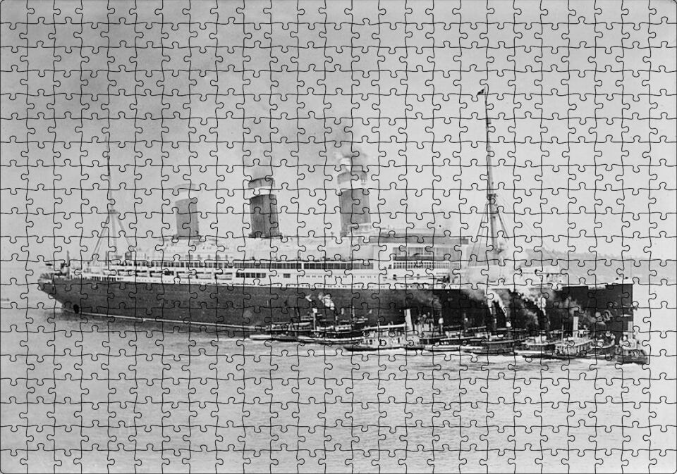 Titanik ve Kılavuz Gemileri Siyah Beyaz Puzzle Yapboz MDF Ahşap 500 Parça 49 cm X 68 cm