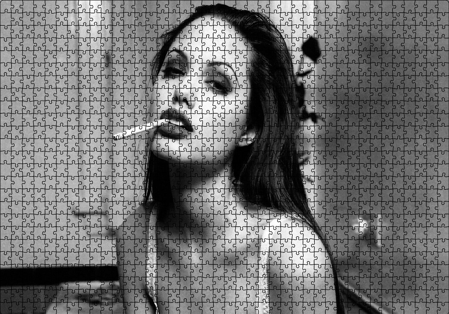 Angelina Jolie Sigara İçiyor Siyah Beyaz Fotoğraf Puzzle Yapboz MDF Ahşap 1000 Parça 49 cm X 68 cm