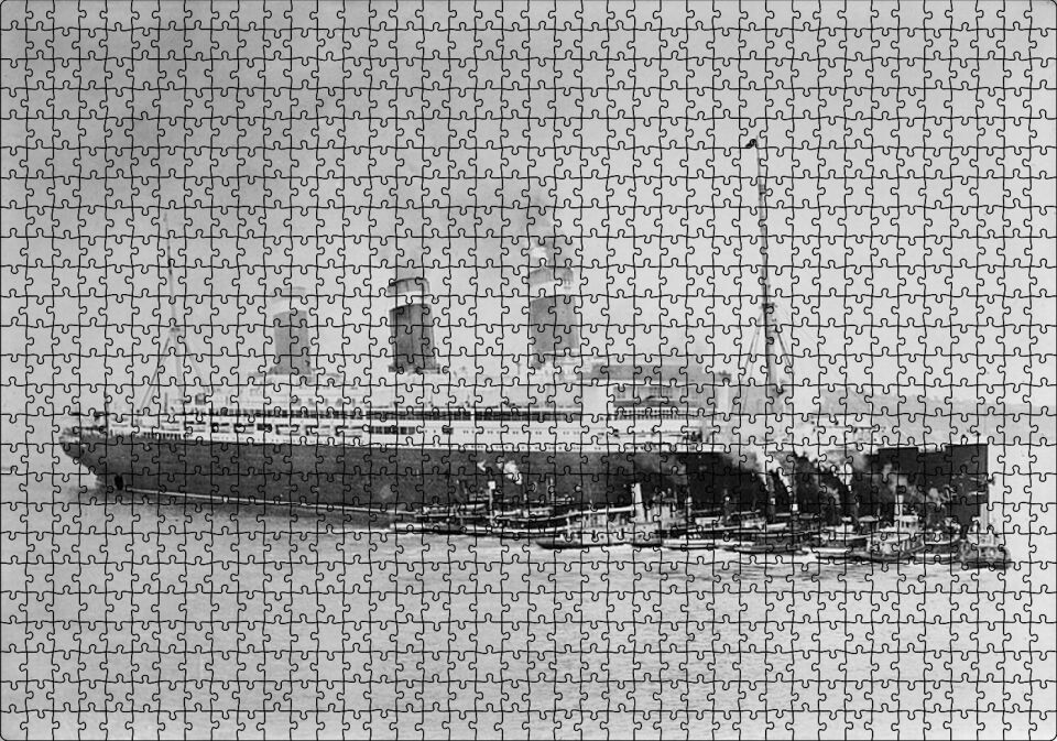 Titanik ve Kılavuz Gemileri Siyah Beyaz Puzzle Yapboz MDF Ahşap 1000 Parça 49 cm X 68 cm