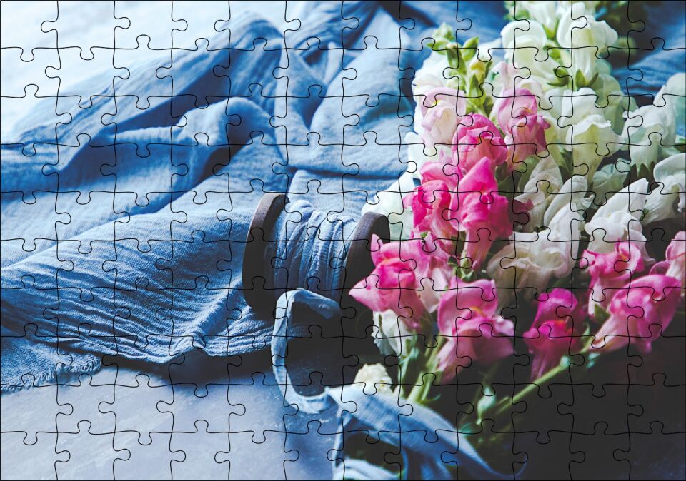 Pembe Beyaz Çiçekli Buket ve Mavi Kumaş Puzzle Yapboz MDF Ahşap 120 Parça 24 cm X 34 cm
