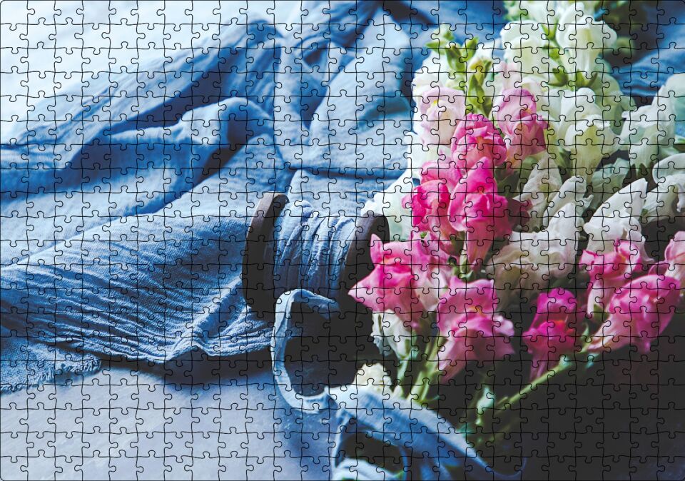 Pembe Beyaz Çiçekli Buket ve Mavi Kumaş Puzzle Yapboz MDF Ahşap 500 Parça 49 cm X 68 cm