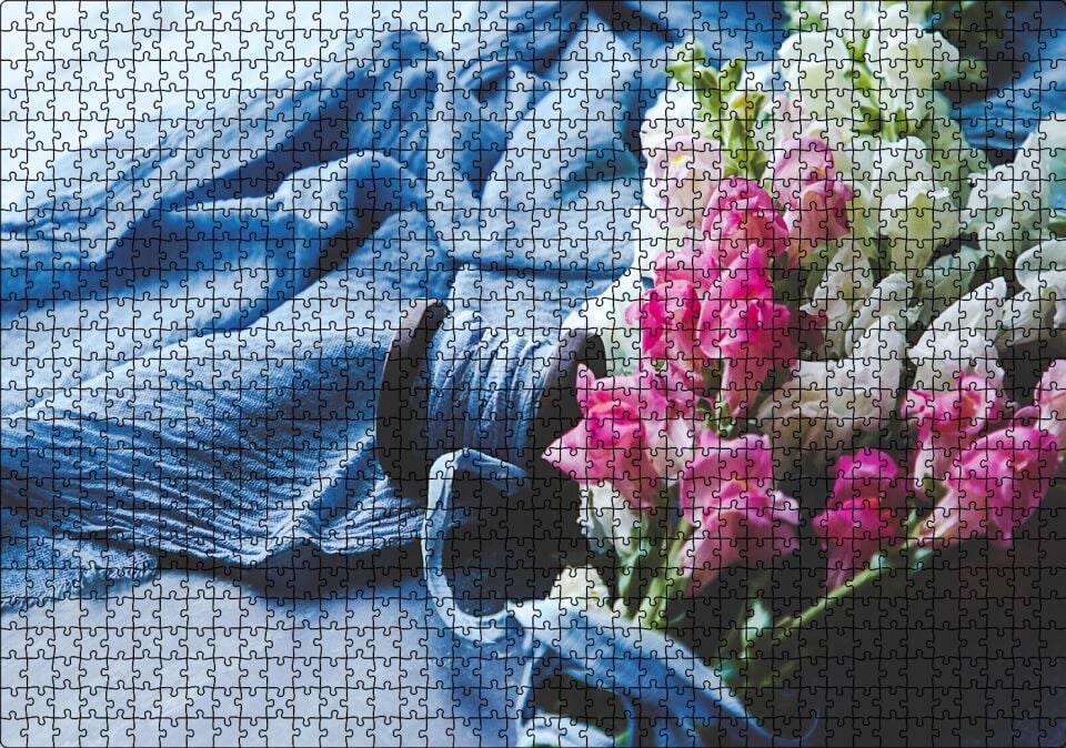 Pembe Beyaz Çiçekli Buket ve Mavi Kumaş Puzzle Yapboz MDF Ahşap 1000 Parça 49 cm X 68 cm