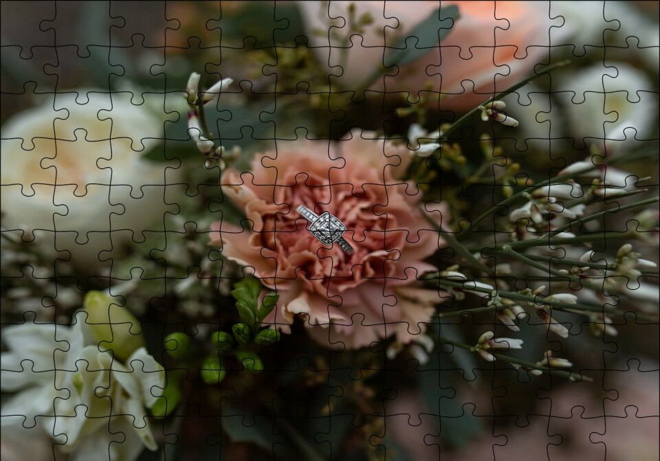 Çiçekler ve Ortasındaki Yüzük Puzzle Yapboz MDF Ahşap 120 Parça 24 cm X 34 cm