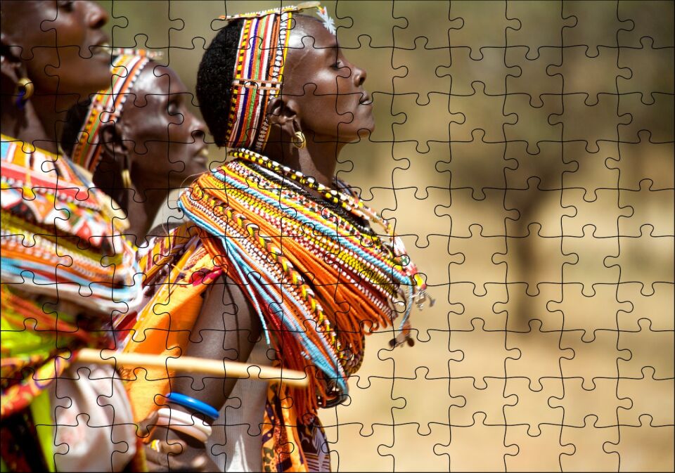 Rengarenk Yerel Giysileriyle Afrikalı Kadınlar Puzzle Yapboz MDF Ahşap 120 Parça 24 cm X 34 cm