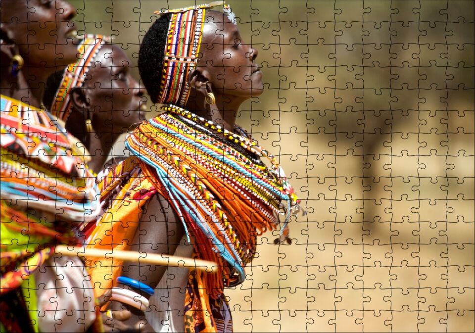 Rengarenk Yerel Giysileriyle Afrikalı Kadınlar Puzzle Yapboz MDF Ahşap 255 Parça 34 cm X 49 cm