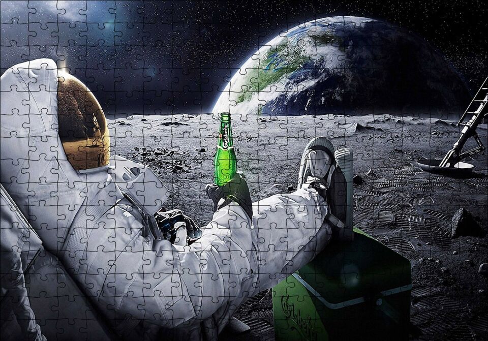 Ayda Dünyaya Karşı Bira İçen Astronot Puzzle Yapboz MDF Ahşap 255 Parça 34 cm X 49 cm