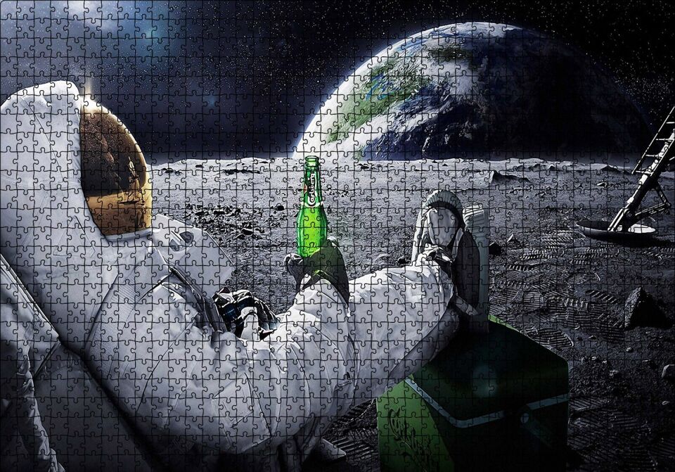 Ayda Dünyaya Karşı Bira İçen Astronot Puzzle Yapboz MDF Ahşap 1000 Parça 49 cm X 68 cm