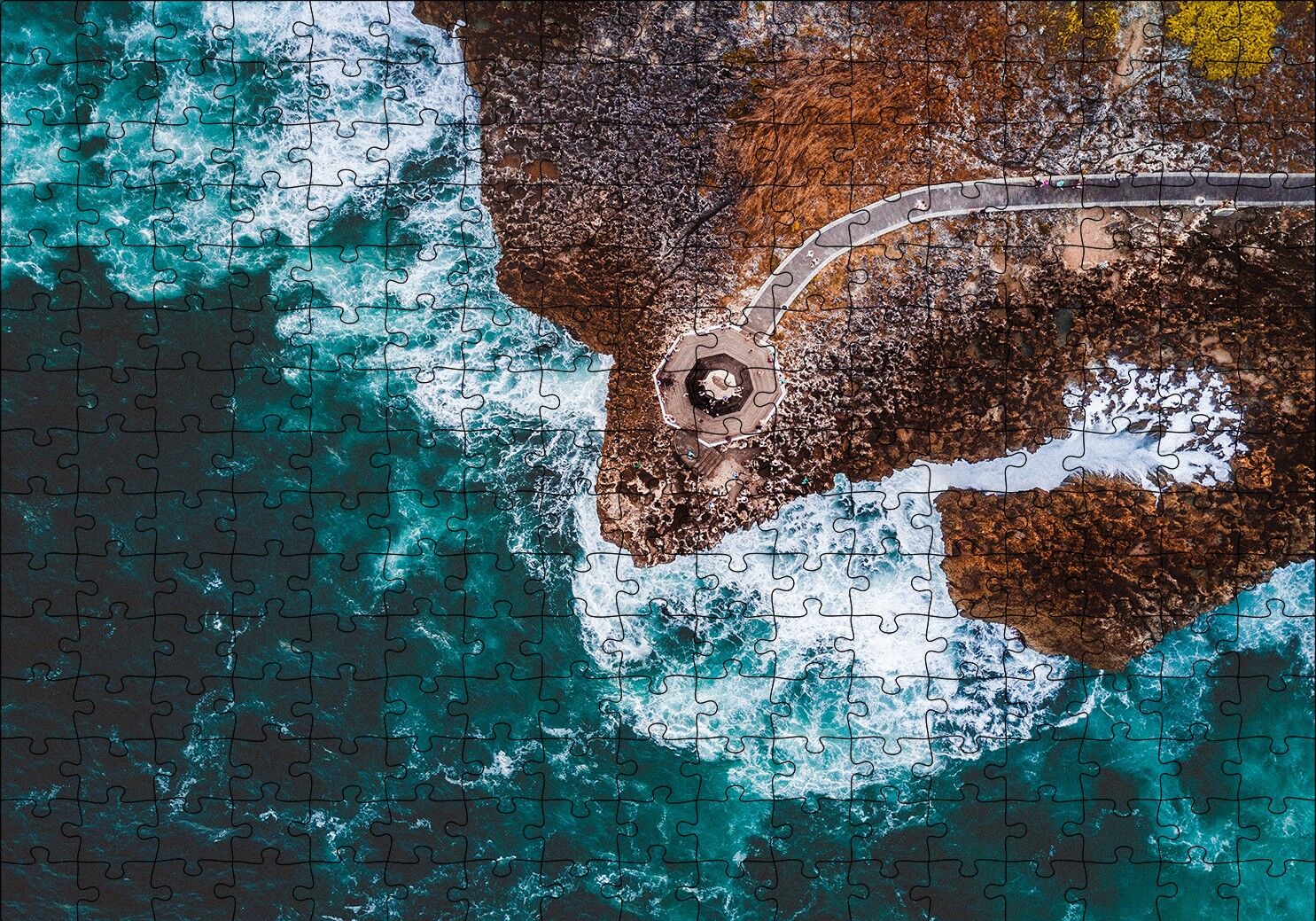 Kuşbakışı Kıyı, Dalgalar ve Seyir Terası Puzzle Yapboz MDF Ahşap 255 Parça 34 cm X 49 cm