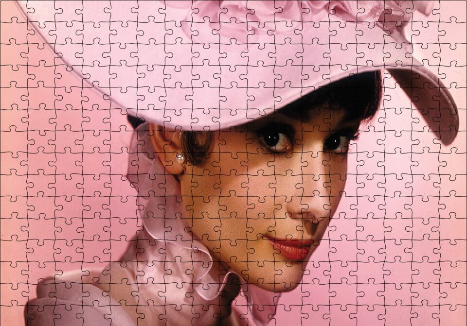 Audrey Hepburn Pembe Şapkalı ve Elbiseli Yakın Çekim Puzzle Yapboz MDF Ahşap 255 Parça 34 cm X 49 cm