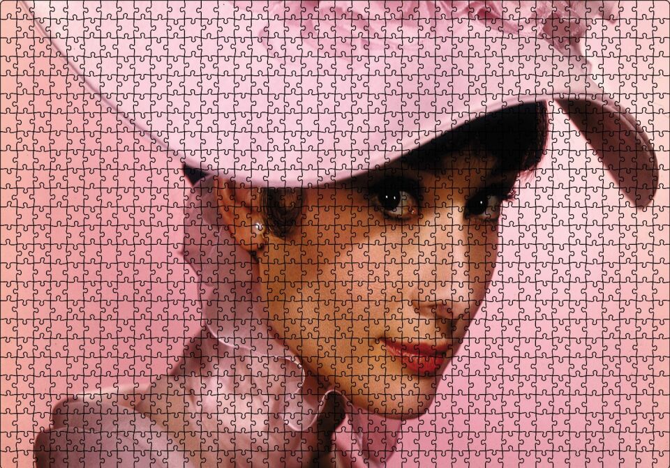 Audrey Hepburn Pembe Şapkalı ve Elbiseli Yakın Çekim Puzzle Yapboz MDF Ahşap 1000 Parça 49 cm X 68 cm