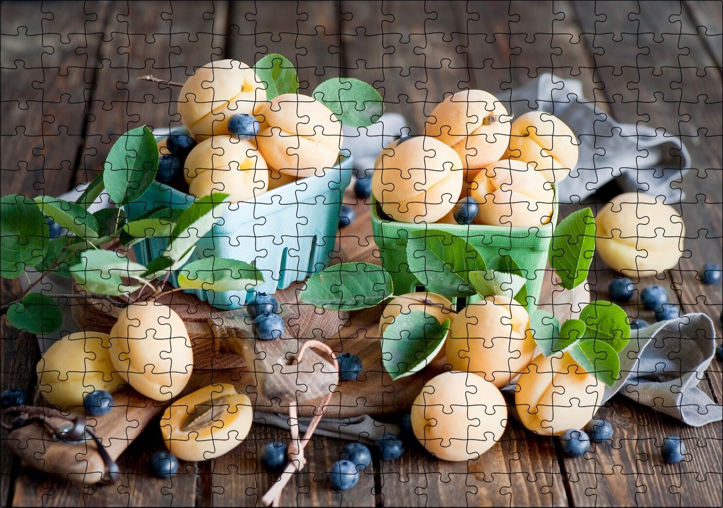 Renkli Tabaklarda Kayısı ve Yabanmersini Meyveleri Puzzle Yapboz MDF Ahşap 255 Parça 34 cm X 49 cm