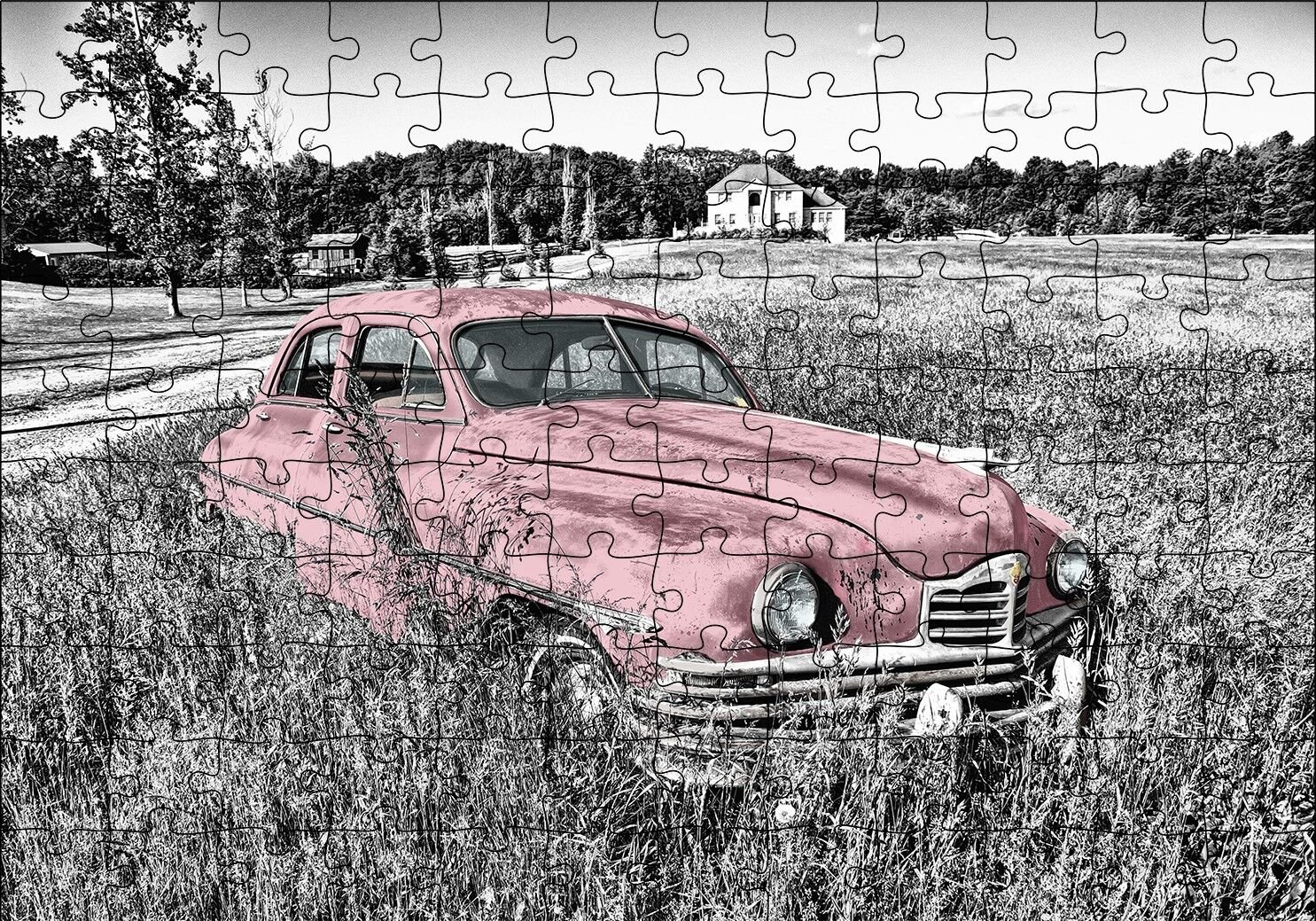 Siyah Beyaz Çayırlardaki Eski Kırmızı Araba Puzzle Yapboz MDF Ahşap
