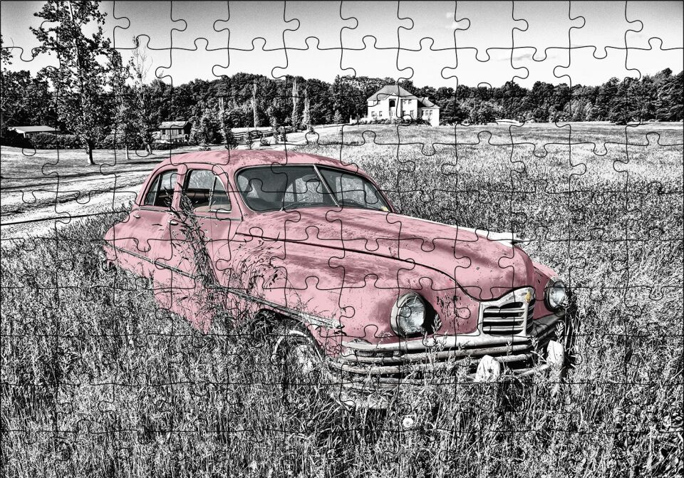 Siyah Beyaz Çayırlardaki Eski Kırmızı Araba Puzzle Yapboz MDF Ahşap