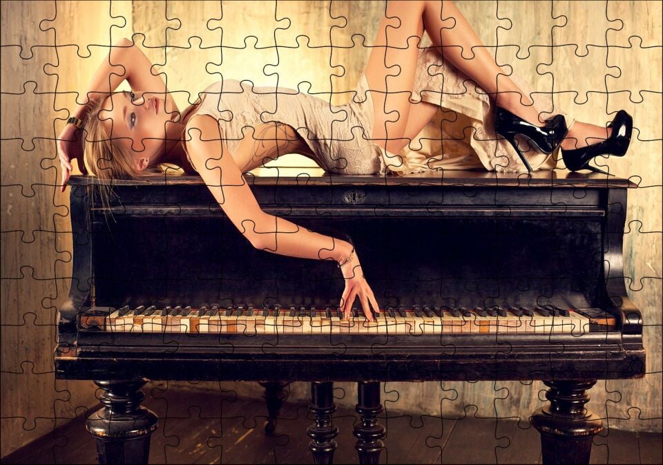 Piyano Üzerine Uzanmış Sarışın Kadın Puzzle Yapboz MDF Ahşap