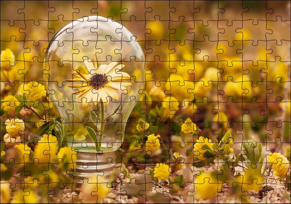 Sarı Çiçekler ve Ampul İçerisindeki Yalnız Sarı Çiçek Puzzle Yapboz MDF Ahşap 120 Parça 24 cm X 34 cm