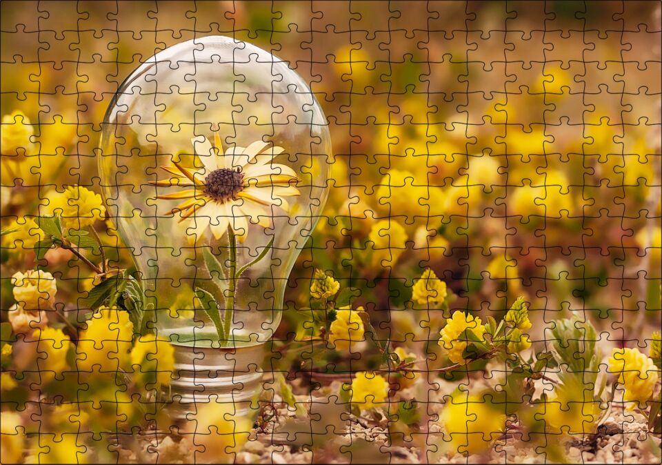 Sarı Çiçekler ve Ampul İçerisindeki Yalnız Sarı Çiçek Puzzle Yapboz MDF Ahşap 255 Parça 34 cm X 49 cm