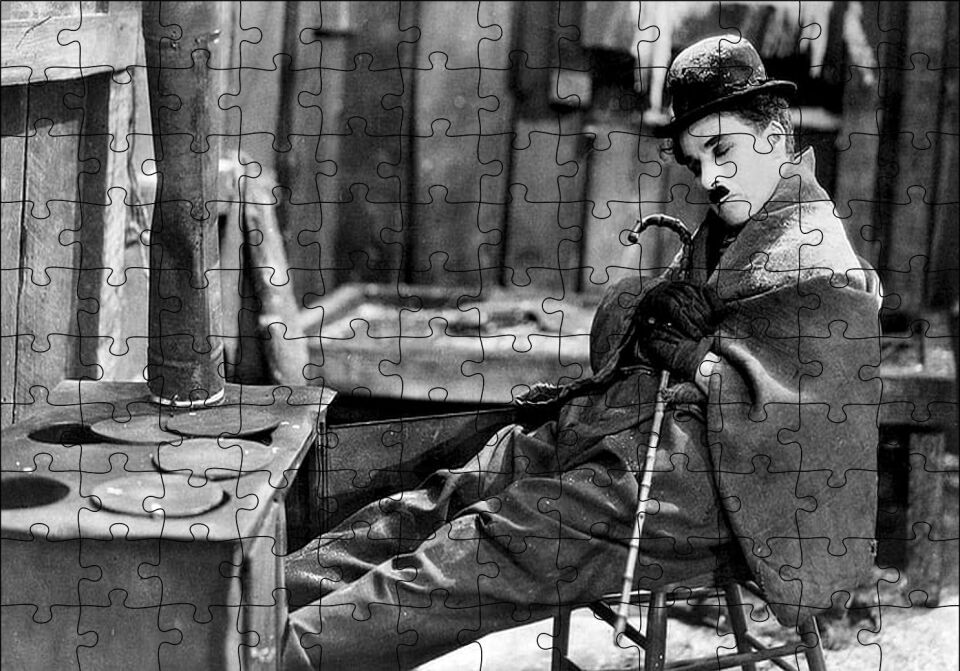 Charlie Chaplin Ayakları Soba İçinde Uyuyor Puzzle Yapboz MDF Ahşap 120 Parça 24 cm X 34 cm