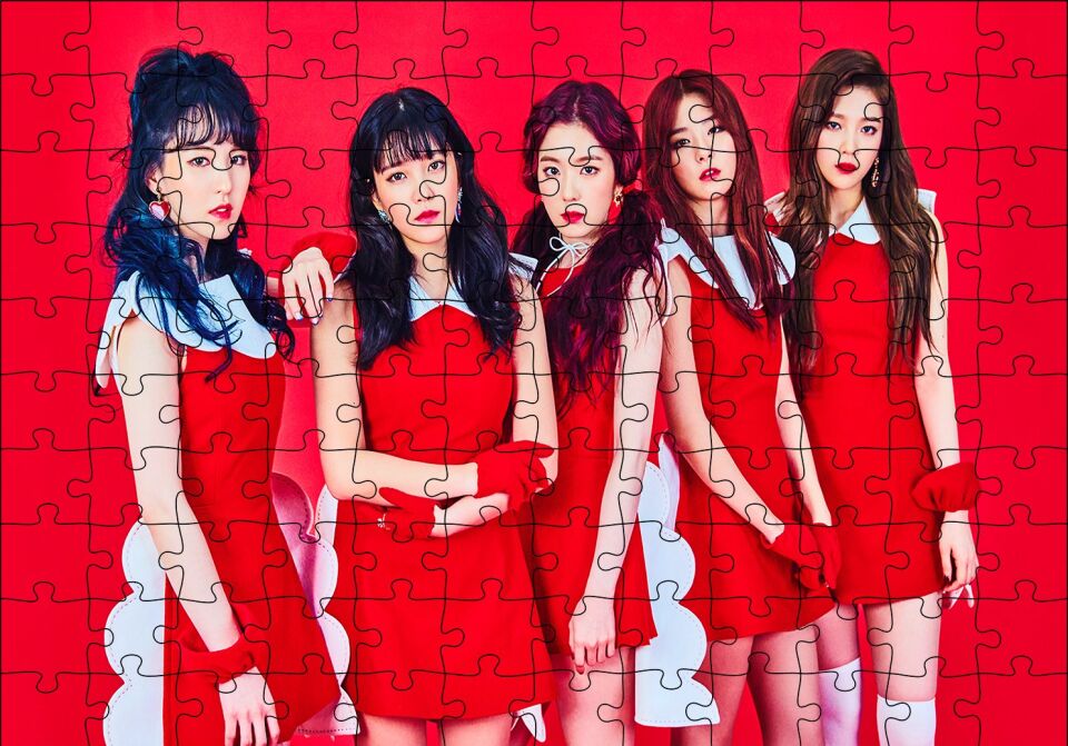 Black Pink Kore Pop Hizmetçi Üniformalı Puzzle Yapboz MDF Ahşap 120 Parça 24 cm X 34 cm