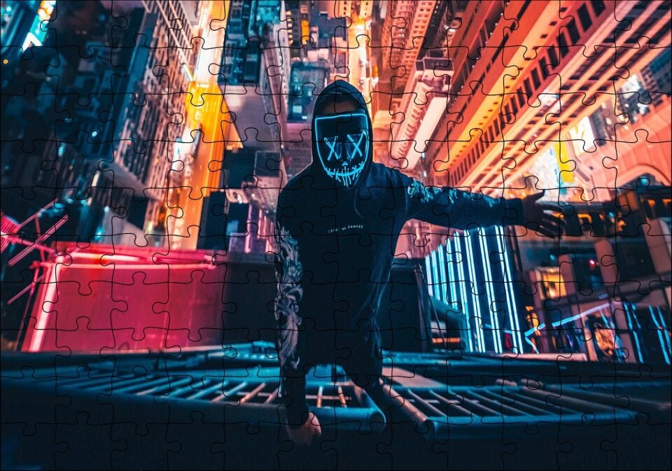 Neon Maskeli Adam ve Gökdelenler Puzzle Yapboz MDF Ahşap 120 Parça 24 cm X 34 cm